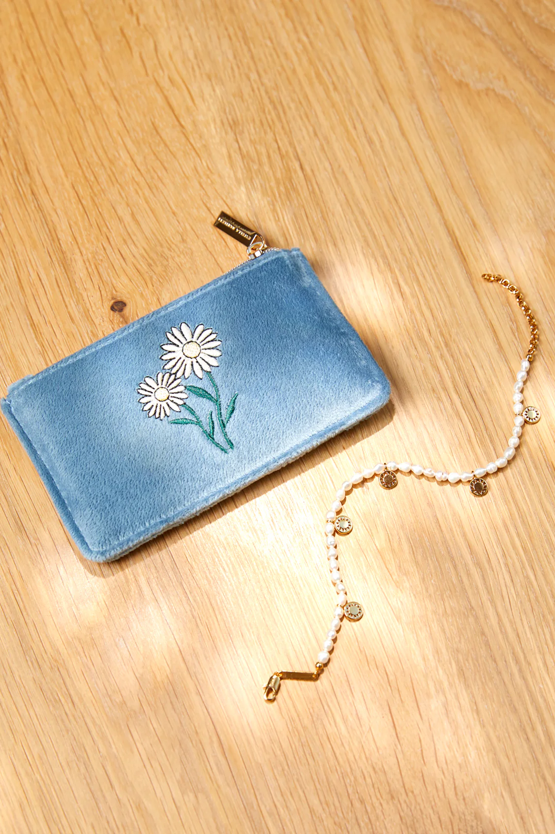 Embroidered Daisy Card Purse - Image 4