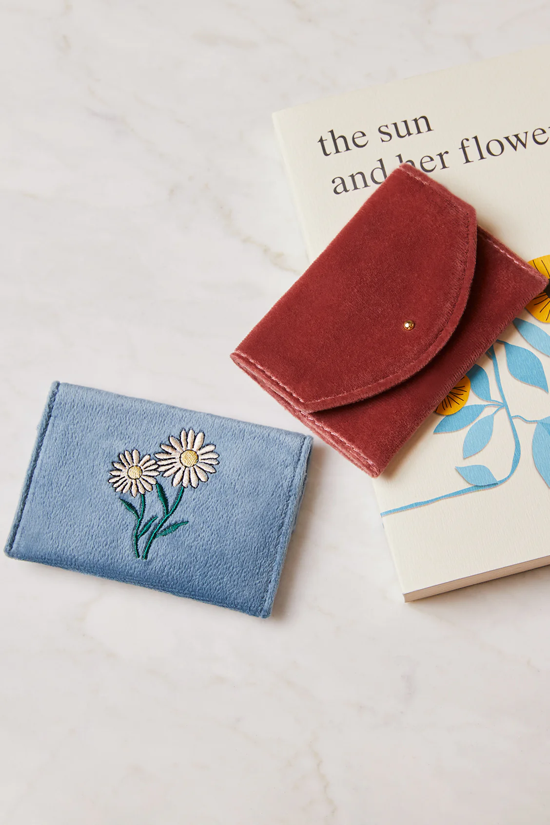 Embroidered Daisy Envelope Card Holder - Image 2