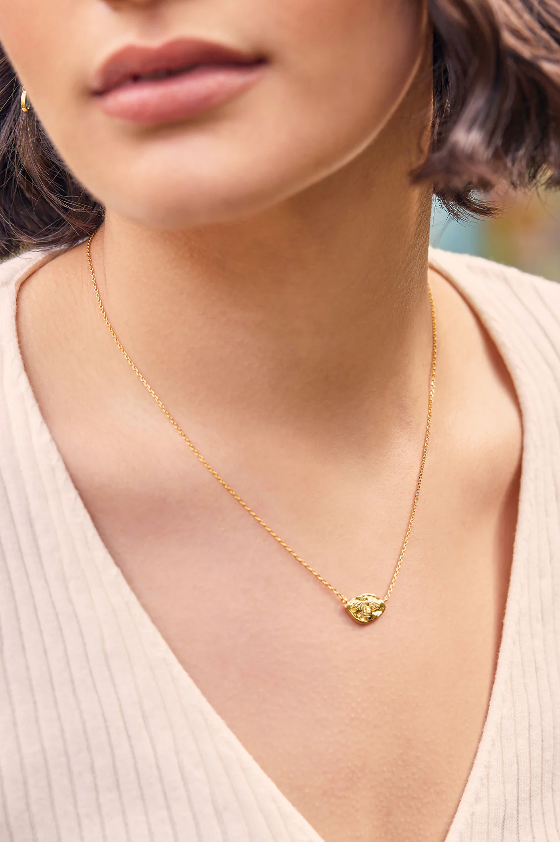 Hammered Coin Bee Pendant Necklace - Image 4